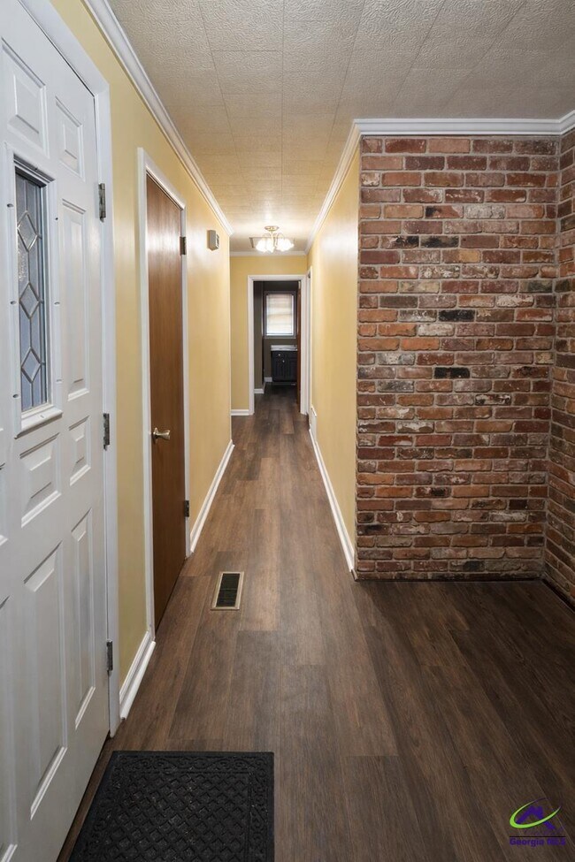 Building Photo - 316 Julianne St