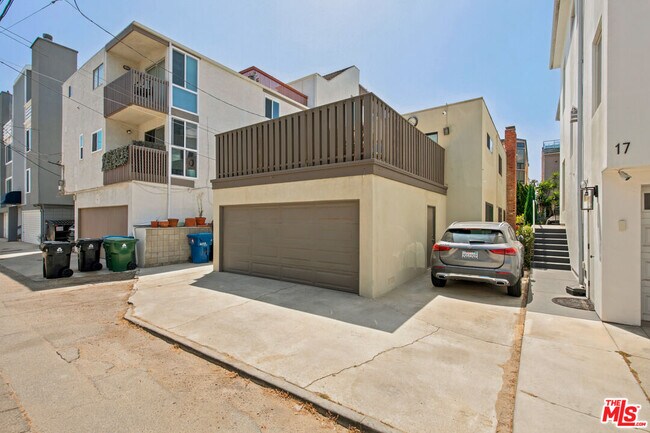 Building Photo - 23 Privateer St