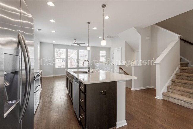 Building Photo - 1409 Luxor Dr