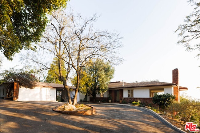 Building Photo - 1575 E Loma Alta Dr