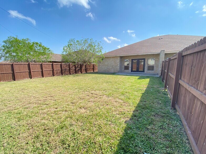 Building Photo - 6693 Garden Woods Ave