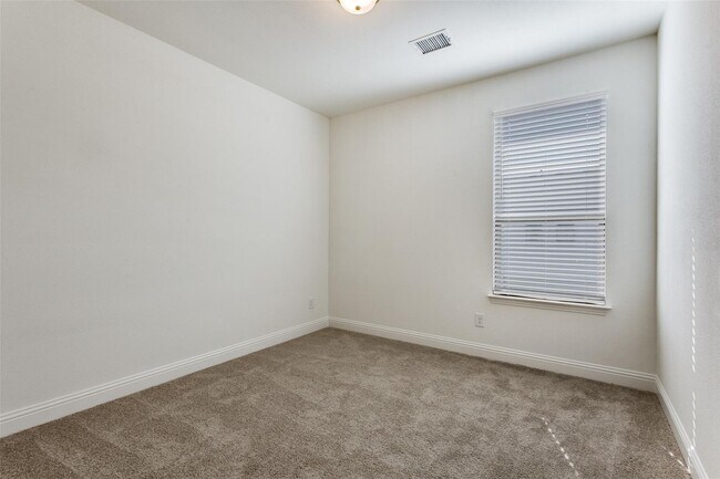 Building Photo - Gorgeous New Townhome!