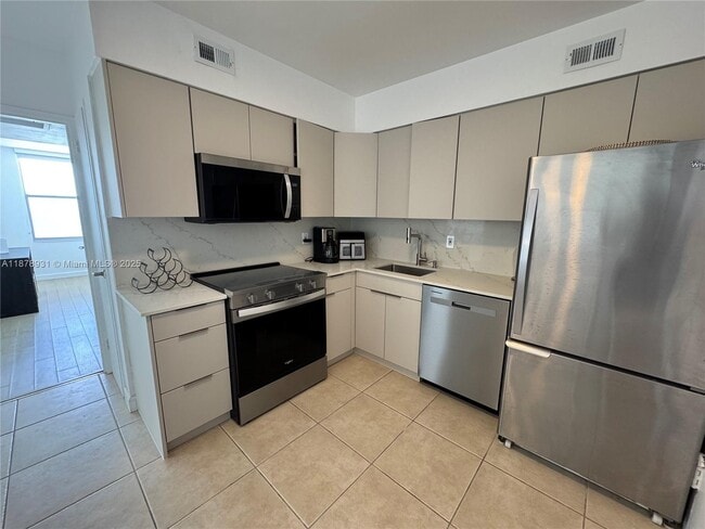 Building Photo - 5161 Collins Ave