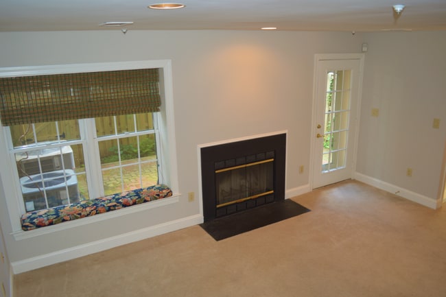 Building Photo - Large Townhouse 3 Bedroom 2 Full Baths and...