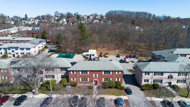 Building Photo - 137 Lake Shore Rd