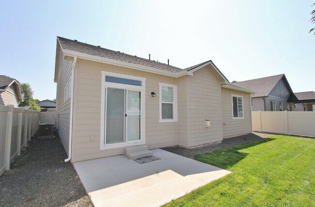 Building Photo - Spacious Home in Quiet Neighborhood