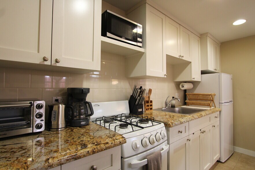 Building Photo - 806 Bayview Dr