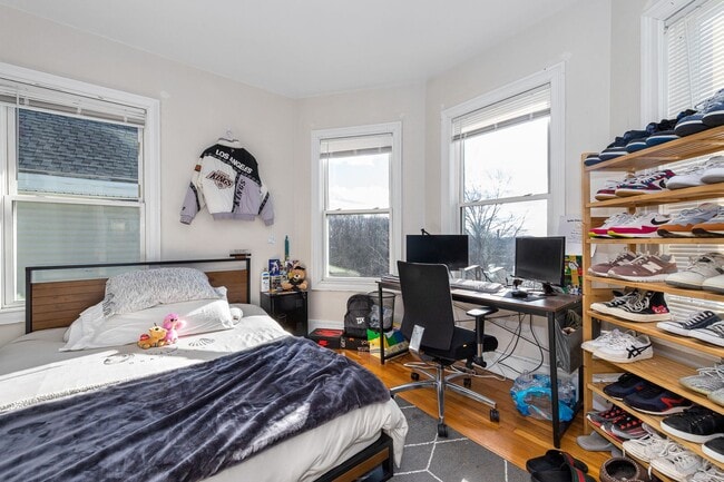 Building Photo - Nicely Priced 4-bed, 2-bath Mission Hill Apartment