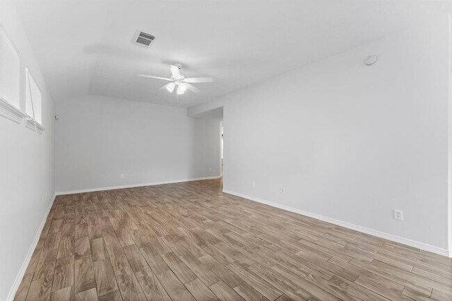 Building Photo - 5041 Willow Point Dr