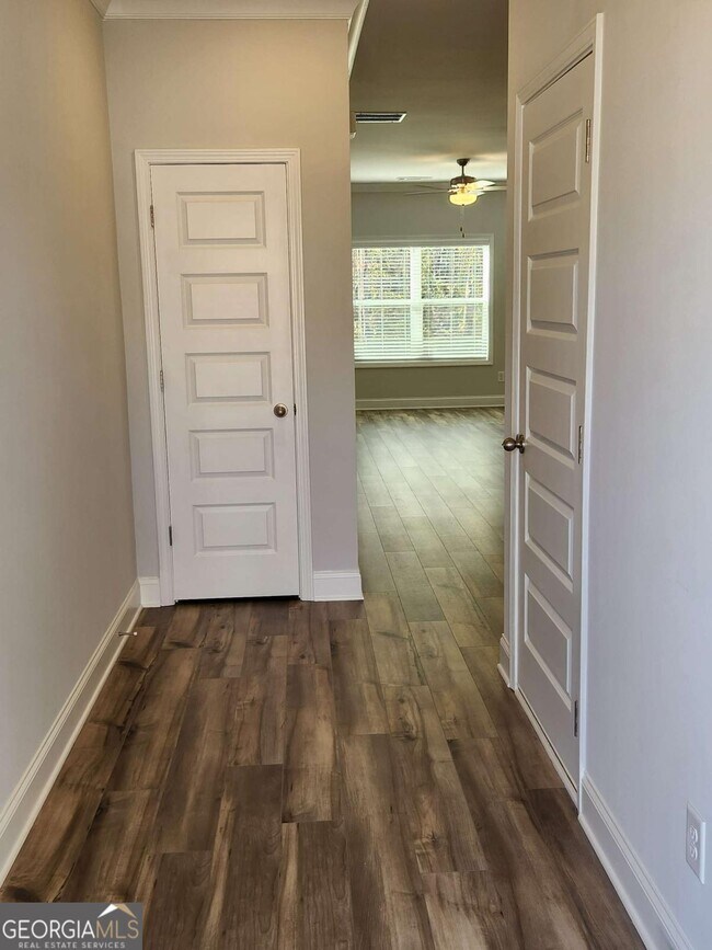 Building Photo - 3370 Westgate Park Dr