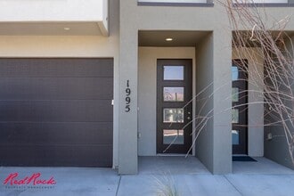 Building Photo - Stunning Dog Friendly 4 Bedroom 2.5 Bath T...