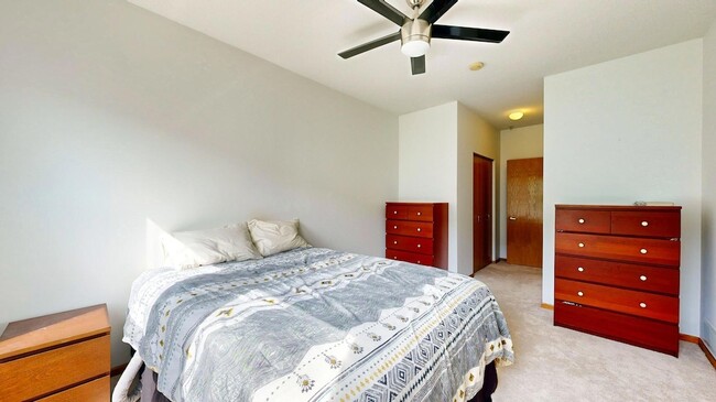 Building Photo - 560 N 2nd St