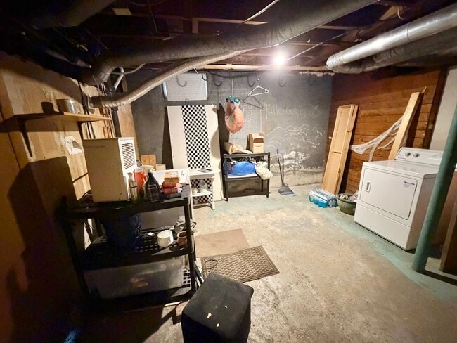 Building Photo - 3 Bedroom Apartment in Burlington VT Available NOW! OFF STREET PARKING, LAUNDRY, HEAT INCLUDED!
