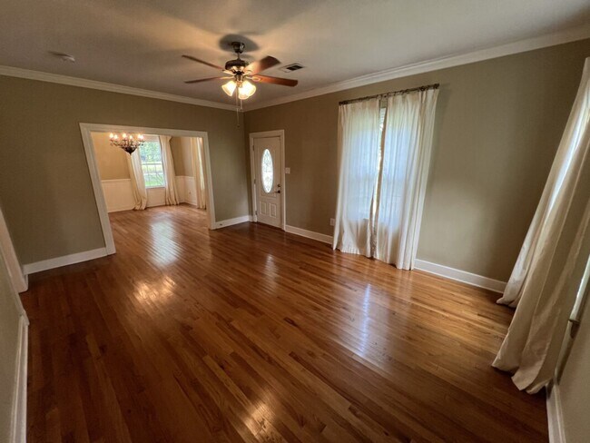 Building Photo - Vintage 3 Bedroom Home in historic University Gardens near LSU Lakes!