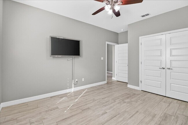 Building Photo - 6718 Stuyvesant Ct