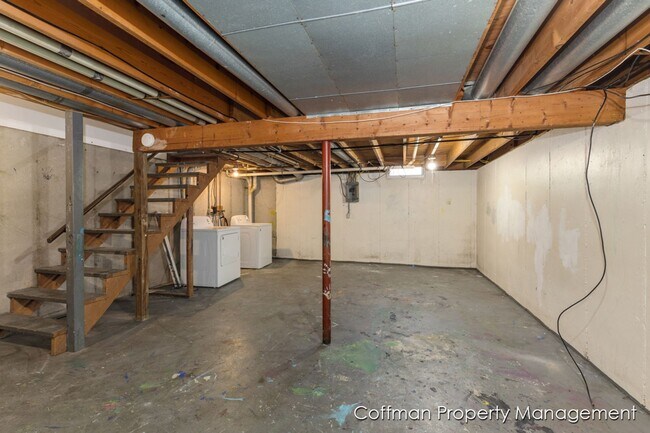 Building Photo - 2511-2513 Ridgefield Dr NE