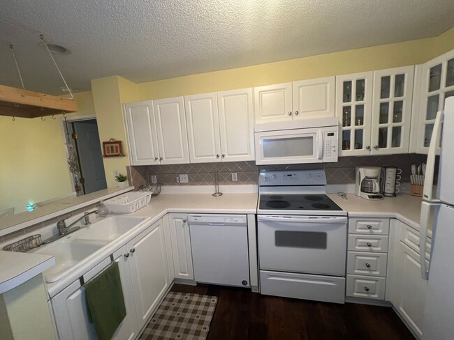 Building Photo - Furnished! Short Term Lease options. Breez...