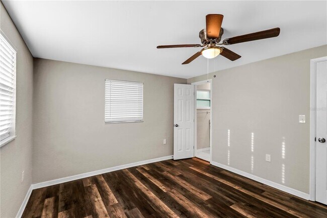Building Photo - 1415 Classic Dr