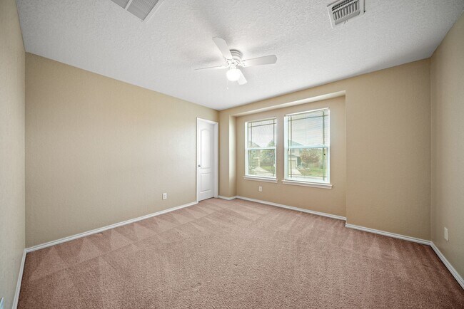 Building Photo - 4 Bedroom/2.5 Bath Mustang Valley Subdivision