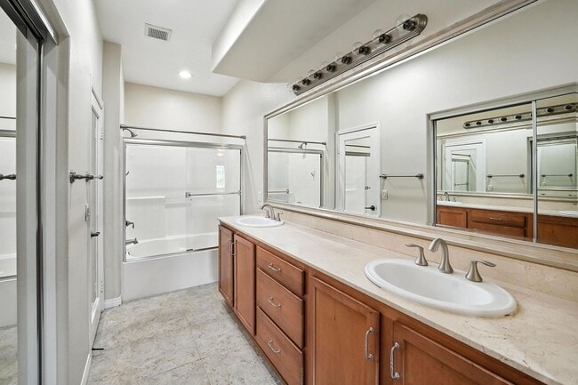 Building Photo - GORGEOUS 4+3 in Copperhill Area