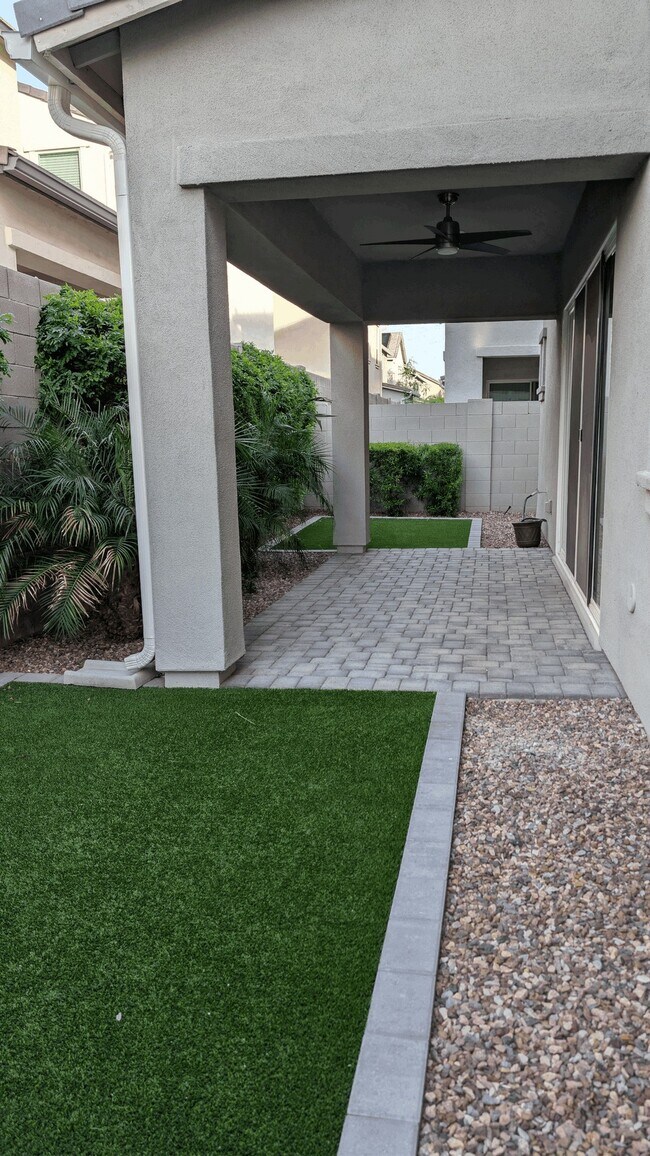 Building Photo - 4854 E Shady Glen Ave