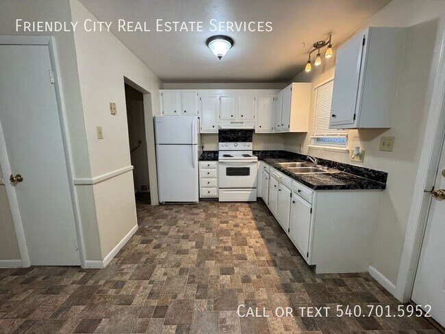 Building Photo - 447 S Main St