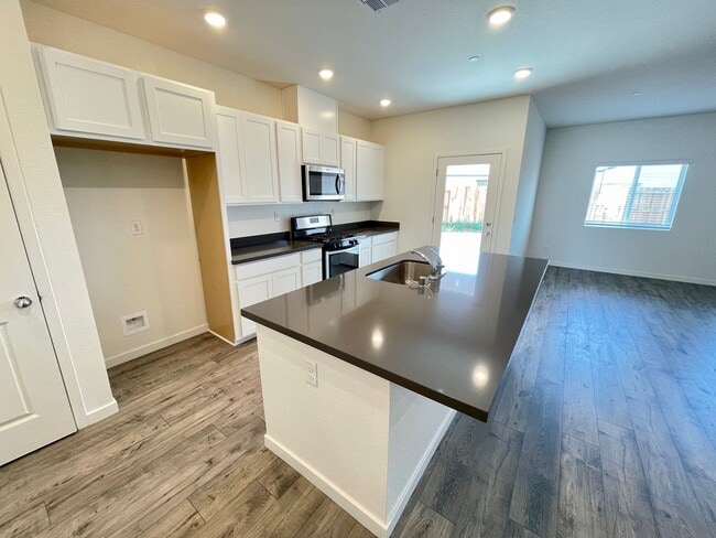 Building Photo - 754 Tamarack Ct