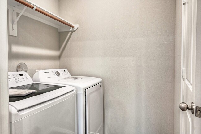 Building Photo - 12091 Canal St