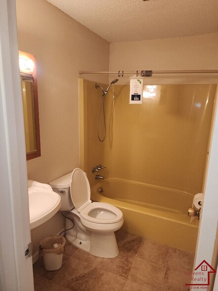 Building Photo - 163 Lakeshire Dr