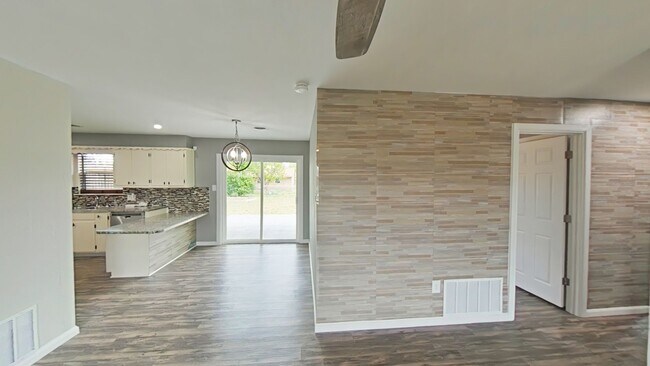 Building Photo - 409 NW 75th St