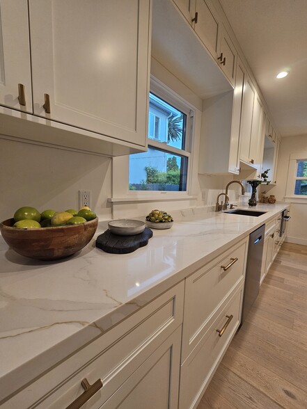 Building Photo - 957 Manzanita St