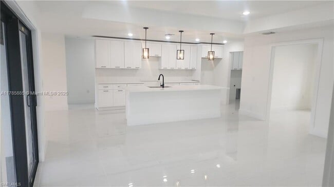 Building Photo - 915 Panda Dr