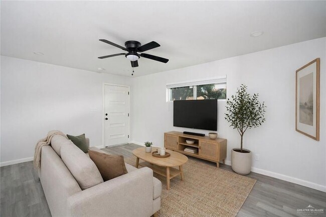 Building Photo - 1107 Shasta Ave W