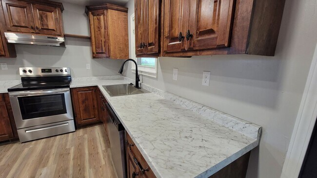 Building Photo - SPACIOUS NEWLY REMODELED 3 Bedroom | 1.5 B...