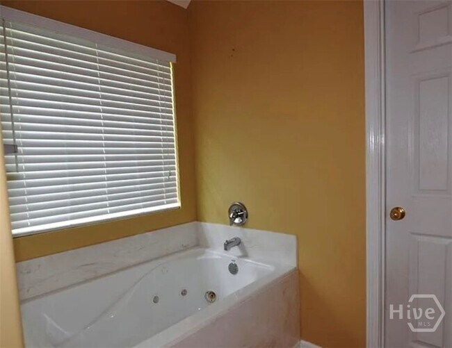 Building Photo - 75 Oak Ridge Cir