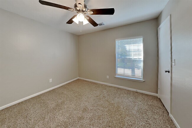 Building Photo - 3911 Spring River Dr