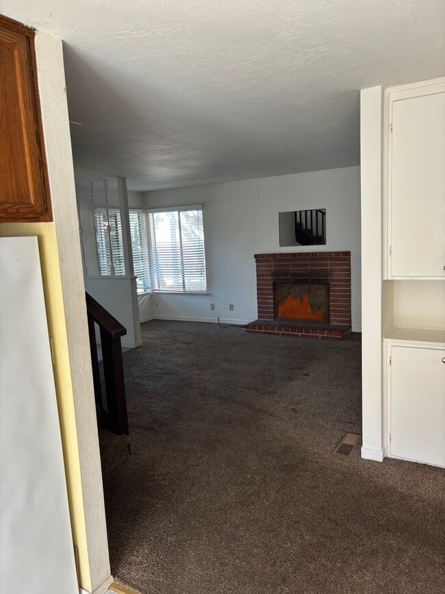 Building Photo - 4 bedroom 2 bath upper west side