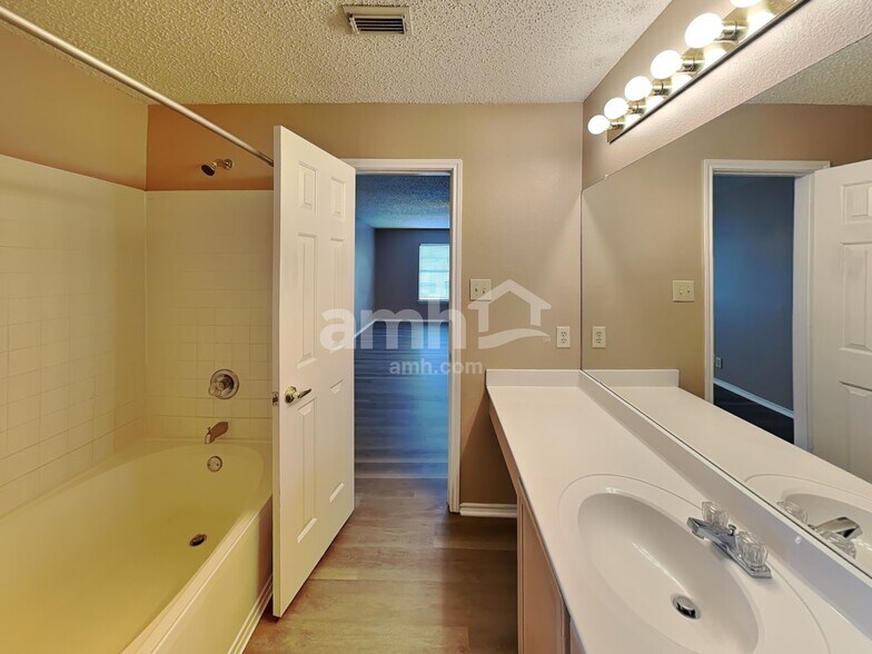 Building Photo - 769 Willow Crossing