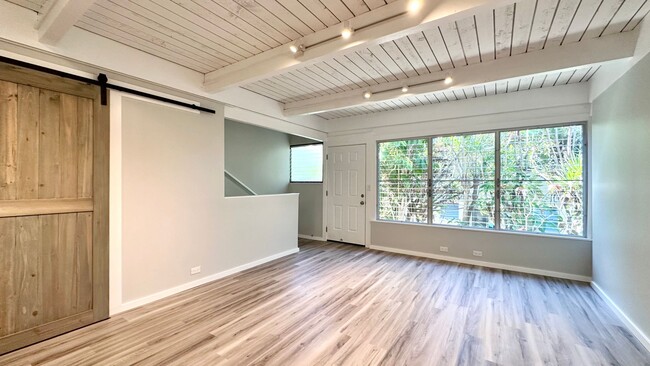 Building Photo - NEWLY RENOVATED 2 BED/2 BATH/2 PARKING - W...