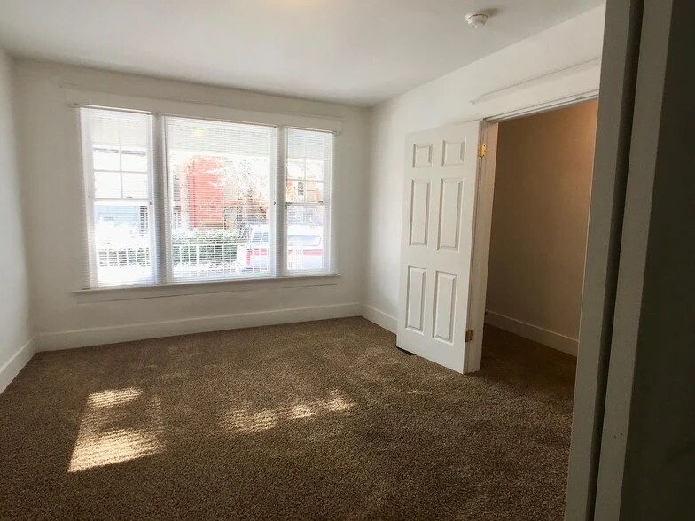 Building Photo - 729 E Linden Ave