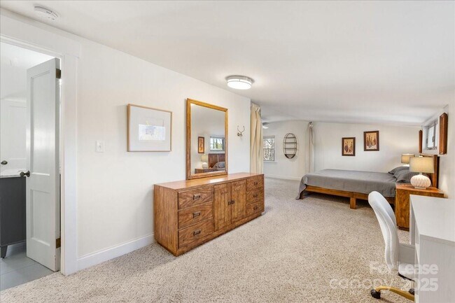 Building Photo - 5712 Oak Dr