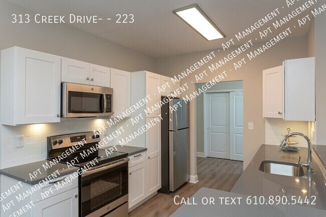 Building Photo - 313 Creek Dr