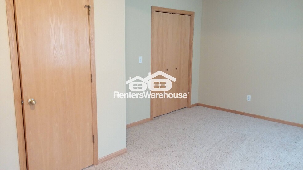 Building Photo - 127 S Cedar St