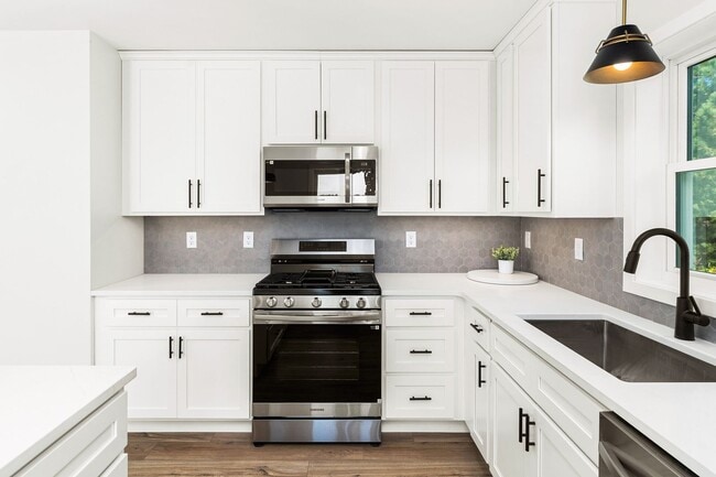 Building Photo - AVAILABLE November! -  3 Bed 3 Bath brand ...