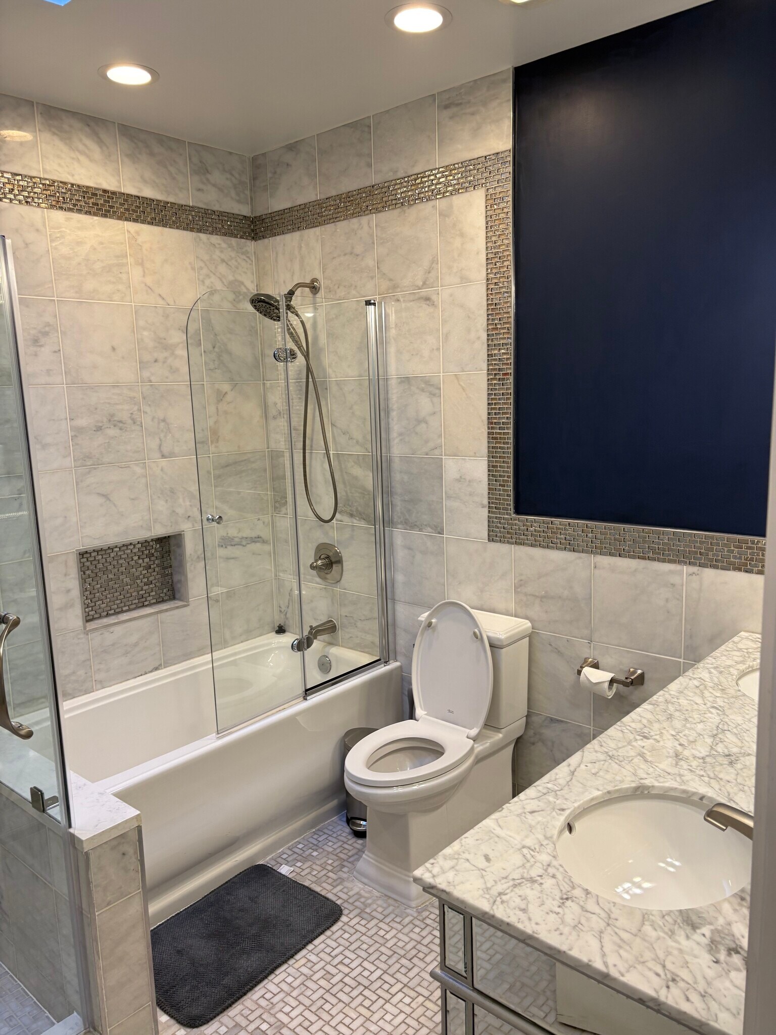 En-suite primary bath - 1706 10th St NW