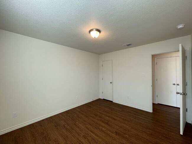 Building Photo - 1529 Justin Lp