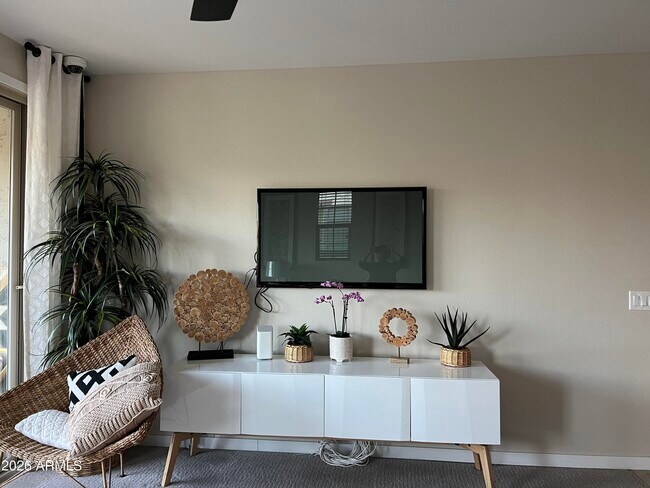 Building Photo - 1663 E Hampton Ln