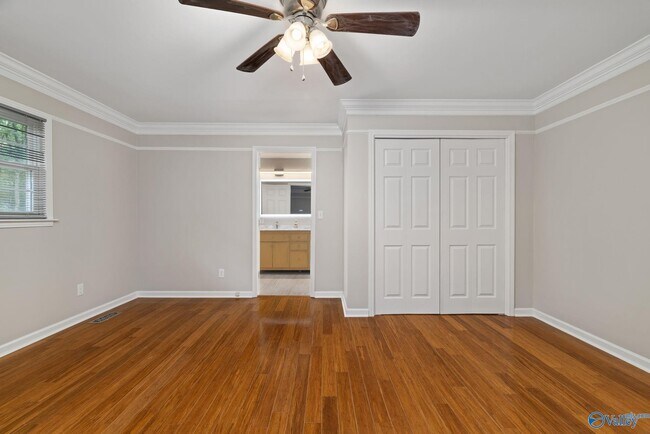 Building Photo - 820 Tannahill Dr SE