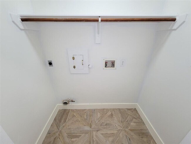 Building Photo - 218 Windrift Ct