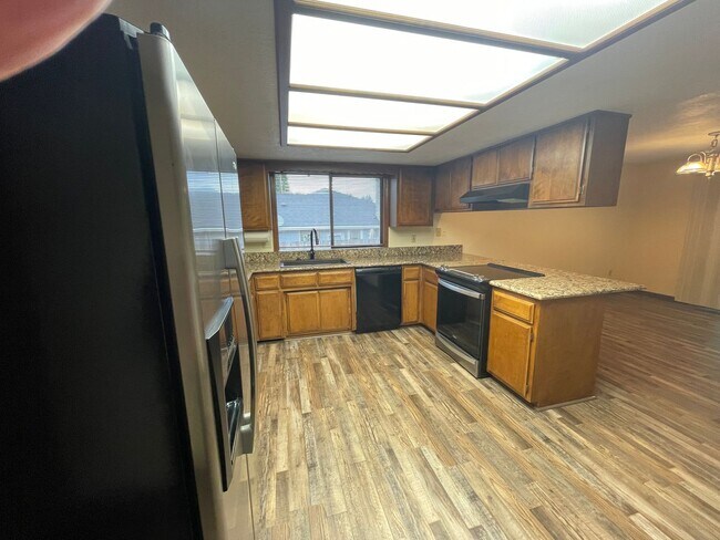 Building Photo - Desirable East Medford Single Story